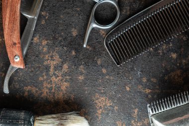 Klasik berber aletleri tehlikeli jilet, kuaför makası, eski manuel makas, metal tarak, tıraş fırçası. Eski paslı metal arka plan. Yatay olarak. Üst görünüm, düz uzanma.