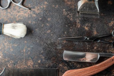 Klasik berber aletleri tehlikeli jilet, kuaför makası, eski manuel makas, metal tarak, tıraş fırçası. Eski paslı metal arka plan. Yatay olarak. Üst görünüm, düz uzanma.