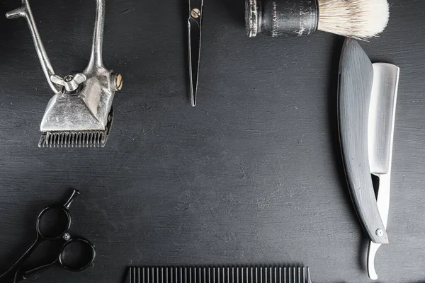 Sur Une Surface Noire Poussiéreuse Trouvent Vieux Outils Coiffeur Vintage — Photo