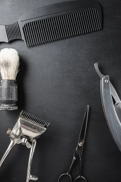 Uma Superfície Empoeirada Preta São Velhas Ferramentas Barbeiro Vintage Cortador — Fotografia de Stock
