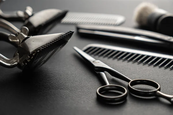 Sur Une Surface Noire Sont Vieux Outils Coiffeur Deux Tondeuses — Photo