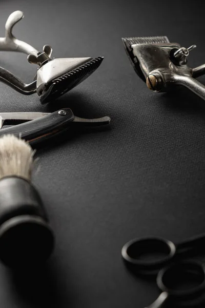 Черной Поверхности Старые Парикмахерские Инструменты Две Винтажные Ручные Стрижки Волос — стоковое фото