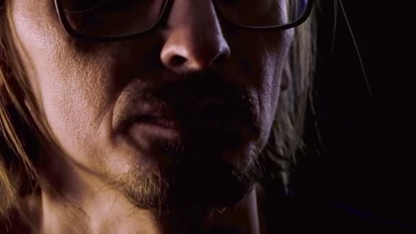 Homem caucasiano de cabelos longos com óculos fuma maconha de cannabis medicinal com um cachimbo. close-up . — Vídeo de Stock