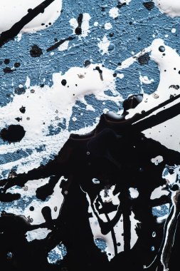 arkaplan grafik resmi. Damlıyor. İfade. Renkli lekeler dökülmüş. Renkleri karıştırıyorum. Siyah ve beyaz. Beton dokuda. Dikey oryantasyon. Üst Manzara. düz yat.