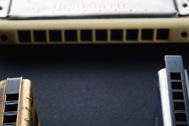 Eski iki diyatonik ve koyu arkaplanda bir krom dudak kızarıklığı. Yatay oryantasyon. kopya hızı