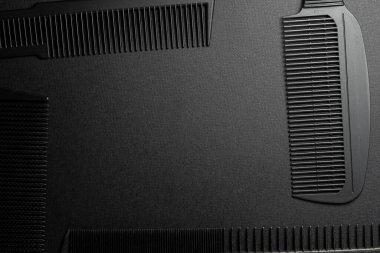 Siyah bir yüzeyde eski berber aletleri vardır. Berber aletleri. Dört tarak. siyah monokrom. Çerçeve Üst görünüm yatıyordu. Boşluğu kopyala