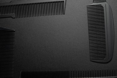 Siyah bir yüzeyde eski berber aletleri vardır. Berber aletleri. Dört tarak. siyah monokrom. Çerçeve Üst görünüm yatıyordu. çerçeve kopyalama alanı