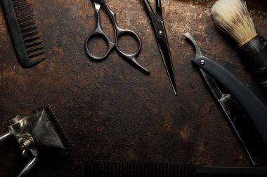 Klasik berber aletleri tehlikeli jilet kuaför makas eski manuel kırpıcı tarak tıraş fırçası. En üstteki düz yerde. Boşluğu kopyala