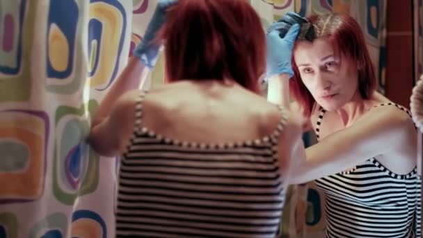 Kendini Izole Ederken Kadın Kuaför Saçını Turuncuya Boyar — Stok video