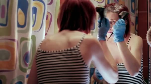 自己分離中の女性の美容師は オレンジで彼女の頭の上に彼女の髪を染料 — ストック動画