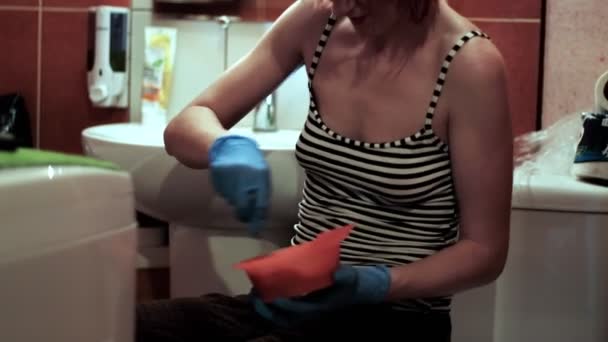 Dámský Kadeřník Během Sebeizolace Oranžově Barví Vlasy Hlavě — Stock video