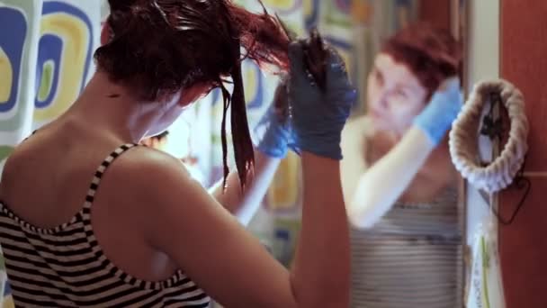 Cabeleireiro Mulher Durante Auto Isolamento Pinta Cabelo Cabeça Laranja — Vídeo de Stock