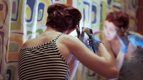 Kendini Izole Ederken Kadın Kuaför Saçını Turuncuya Boyar — Stok video