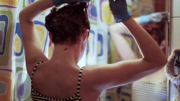 Vrouw Kapper Tijdens Zelf Isolatie Verft Haar Haar Haar Hoofd — Stockvideo