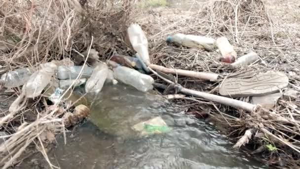 Ekologická Katastrofa Jarní Čistý Potok Kontaminovaný Plastovými Odpadkovými Lahvemi — Stock video