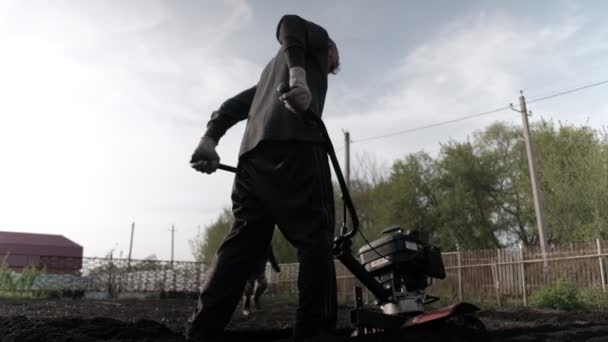 Oude Man Ploegt Aarde Met Een Grote Inspanning Motoblock Heel — Stockvideo