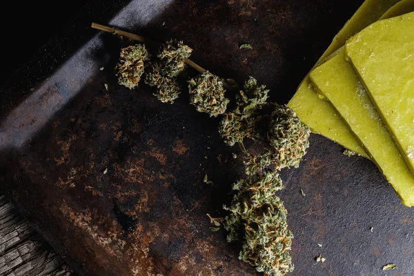 Rustikální Konopné Máslo Lékařské Marihuanové Poupě Staré Rezavé Kovové Pánvi — Stock fotografie
