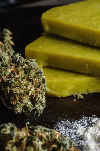 Rustikale Cannabis Butter Und Medizinisches Marihuana Knospen Und Mehl Auf — Stockfoto