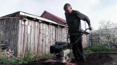 Yaşlı çiftçi büyük bir gayretle toprağı sürmeye çalışıyor. Çok zor iş..