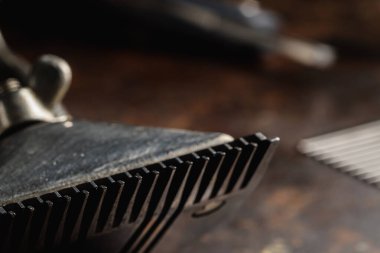 Paslı bir yüzey manuel makasıyla. Kapat. Kırsal kesim. Yatay. Boşluğu kopyala.