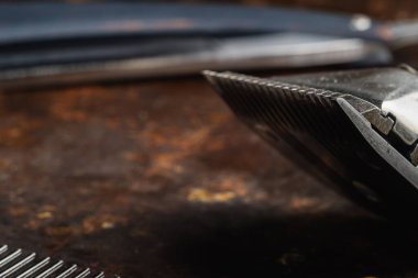 Paslı bir yüzey manuel makasıyla, usturayla ve tarakla. Kapat. Kırsal kesim. yatay oryantasyon. Boşluğu kopyala.