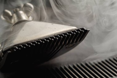 Paslı bir yüzey manuel makasıyla ve tarak ile. Kapat. Kırsal kesim. yatay oryantasyon. buharlı araçlar.