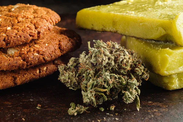 Kekse Mit Marihuana Und Cannabisbutter Und Knospe Auf Rostigem Metallhintergrund — Stockfoto