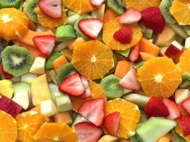 Taze meyvenin üst görünüm düz arka planı. Portakal, kivi, elma, çilek, kavun, kavun ve ananas. Sağlıklı atıştırmalıklar.