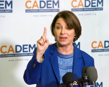 Long Beach, Ca - 16 Kasım 2019: Başkan adayı Amy Klobuchar, Long Beach 'teki Demokrat Parti Onaylama Kongresi' nde konuşuyor