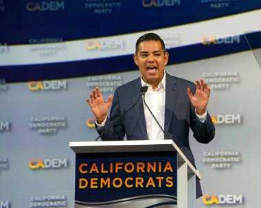 Long Beach, Ca - 16 Kasım 2019 Long Beach Belediye Başkanı Robert Garcia, Long Beach 'teki Demokrat Parti Onaylama Kongresi' nde konuşma yaptı.