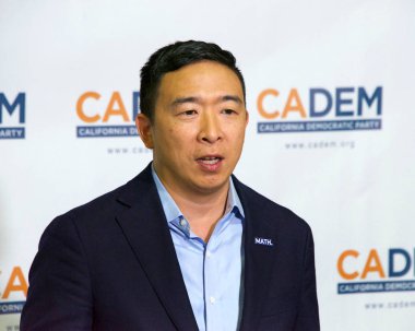 Long Beach, Ca - 16 Kasım 2019: Başkan adayı Andrew Yang, Long Beach 'teki Demokrat Parti Onaylama Kongresi' nde konuşma yapacak.