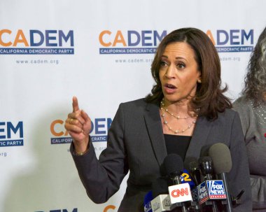 Long Beach, Ca - 16 Kasım 2019: Başkan adayı Kamala Harris, Long Beach 'teki Demokrat Parti Onaylama Kongresi' nde konuşuyor