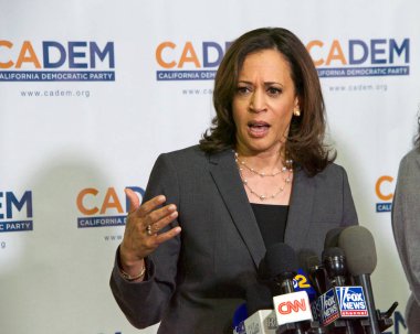 Long Beach, Ca - 16 Kasım 2019: Başkan adayı Kamala Harris, Long Beach 'teki Demokrat Parti Onaylama Kongresi' nde konuşuyor