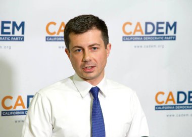 Long Beach, Ca - 16 Kasım 2019: Başkan adayı Pete Buttigieg Long Beach 'teki Demokrat Parti Onaylama Kongresi' nde konuşuyor