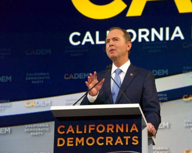Long Beach, Ca - 16 Kasım 2019: Senatör Adam Schiff Long Beach 'teki Demokrat Parti Onaylama Kongresi' nde konuşuyor.
