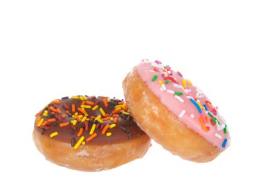 Biri çikolatalı, diğeri çilekli iki kek. Her ikisi de beyaz üzerine şeker serpiştirilmiş..