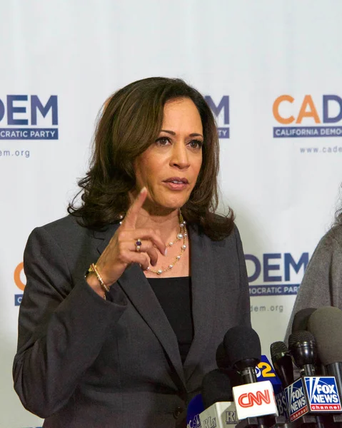 Long Beach, Ca - 16 Kasım 2019: Başkan adayı Kamala Harris, Long Beach 'teki Demokrat Parti Onaylama Kongresi' nde konuşuyor