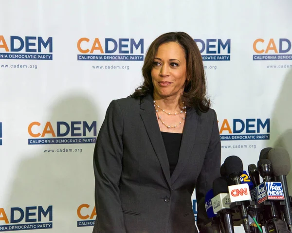 Long Beach, Ca - 16 Kasım 2019: Başkan adayı Kamala Harris, Long Beach 'teki Demokrat Parti Onaylama Kongresi' nde konuşuyor