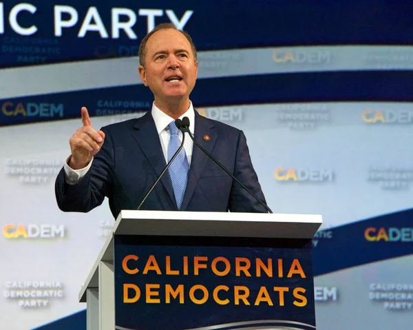 Long Beach, Ca - 16 Kasım 2019: Senatör Adam Schiff Long Beach 'teki Demokrat Parti Onaylama Kongresi' nde konuşuyor