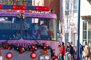 Benicia, Ca - 14 Aralık 2019: Yerel bando grupları, dansçılar ve beklenen Noel Baba 'nın yer aldığı 25. Yılbaşı Geçidi' nin kimliği belirsiz katılımcıları.