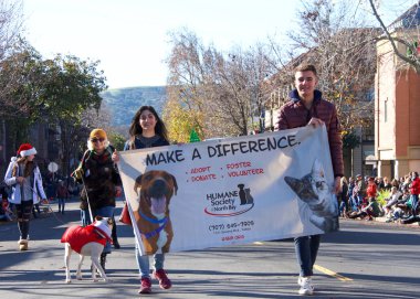 Benicia, Ca - 14 Aralık 2019: Yerel bando grupları, dansçılar ve beklenen Noel Baba 'nın yer aldığı 25. Yılbaşı Geçidi' nin kimliği belirsiz katılımcıları.