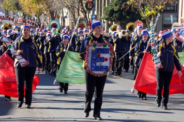 Benicia, Ca - 14 Aralık 2019: Yerel bando grupları, dansçılar ve beklenen Noel Baba 'nın yer aldığı 25. Yılbaşı Geçidi' nin kimliği belirsiz katılımcıları.