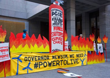 San Francisco, Ca - 16 Aralık 2019: Kimliği belirsiz protestocular PG & E genel merkezi önünde ve Market ve Beale 'deki trafiği engelliyorlar. Talepler arasında şirketin kamu malı olması da yer alıyor.
