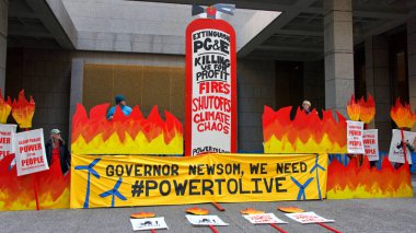San Francisco, Ca - 16 Aralık 2019: Kimliği belirsiz protestocular PG & E genel merkezi önünde ve Market ve Beale 'deki trafiği engelliyorlar. Talepler arasında şirketin kamu malı olması da yer alıyor.