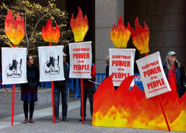 San Francisco, Ca - 16 Aralık 2019: Kimliği belirsiz protestocular PG & E genel merkezi önünde ve Market ve Beale 'deki trafiği engelliyorlar. Talepler arasında şirketin kamu malı olması da yer alıyor.