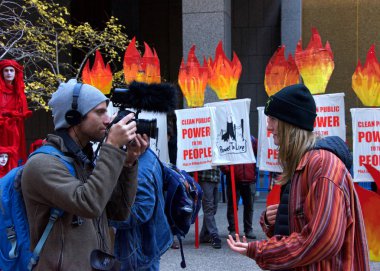 San Francisco, Ca - 16 Aralık 2019: Kimliği belirsiz protestocular PG & E genel merkezi önünde ve Market ve Beale 'deki trafiği engelliyorlar. Talepler arasında şirketin kamu malı olması da yer alıyor.