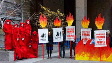 San Francisco, Ca - 16 Aralık 2019: Kimliği belirsiz protestocular PG & E genel merkezi önünde ve Market ve Beale 'deki trafiği engelliyorlar. Talepler arasında şirketin kamu malı olması da yer alıyor.
