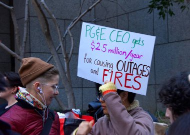 San Francisco, Ca - 16 Aralık 2019: Kimliği belirsiz protestocular PG & E genel merkezi önünde ve Market ve Beale 'deki trafiği engelliyorlar. Talepler arasında şirketin kamu malı olması da yer alıyor.