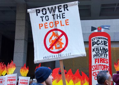 San Francisco, Ca - 16 Aralık 2019: Kimliği belirsiz protestocular PG & E genel merkezi önünde ve Market ve Beale 'deki trafiği engelliyorlar. Talepler arasında şirketin kamu malı olması da yer alıyor.