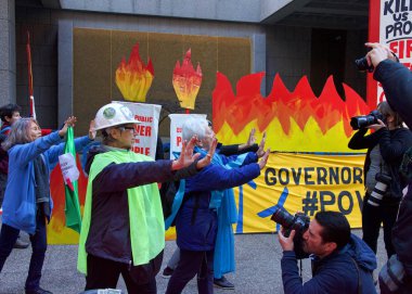 San Francisco, Ca - 16 Aralık 2019: Kimliği belirsiz protestocular PG & E genel merkezi önünde ve Market ve Beale 'deki trafiği engelliyorlar. Talepler arasında şirketin kamu malı olması da yer alıyor.